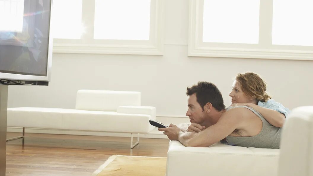 У меня есть дома телевизор. Телевизор в доме. У меня есть дома телевизор. Семья на диване у телевизора. Tv at home.