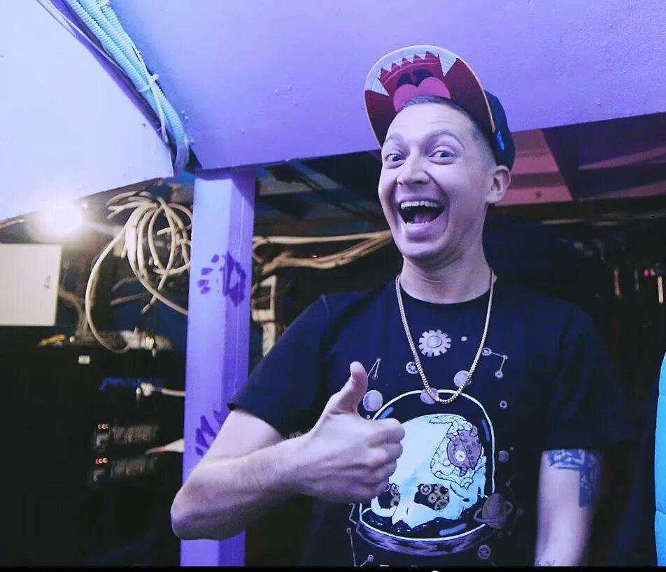 Oxxxymiron крокодиловы. Oxxxymiron. oxxxymiron улыбка. oxxxymiron ржёт. оксимирон смеется.