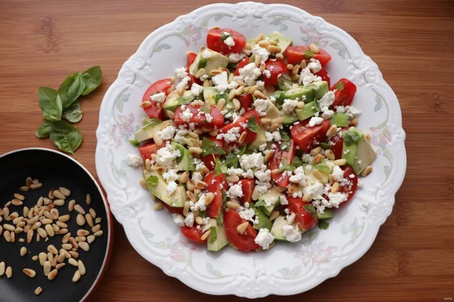 Салат с курицей и кедровыми. Салат с кедровыми орешками. Салат с кедровым орехом. Салат с авокадо и кедровыми орешками. Салат с кедровыми орешками и курицей.