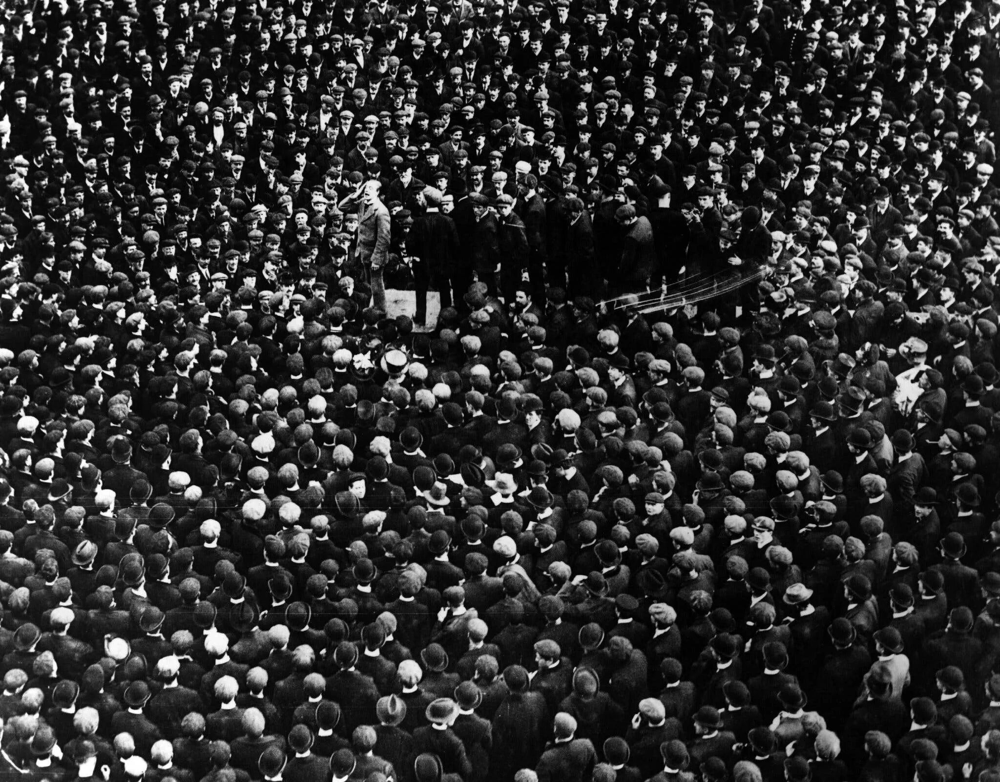 Толпа женщин. Толпа людей и один человек. Много людей. Безликая толпа. Человек толпы.