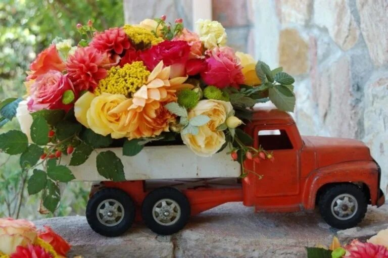 Грузовик с тюльпанами. Машина с цветами. Грузовичок с цветами. Машинка с цветочками. Грузовик в цветах.