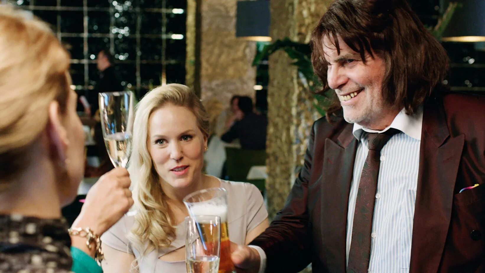 Тони эрдманн / toni erdmann, 2016. Тони эрдманн / toni erdmann, 2016. Тони эрдманн. Тони эрдманн (2016) кадры. Тони эрдманн 2016.