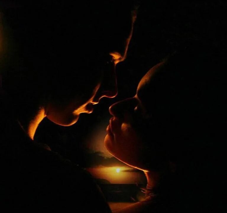 Поцелуй в темноте кандела. Поцелуй. Нежность в темноте. Поцелуй на ночь любимой. Нежный нежный поцелуй в темноте.