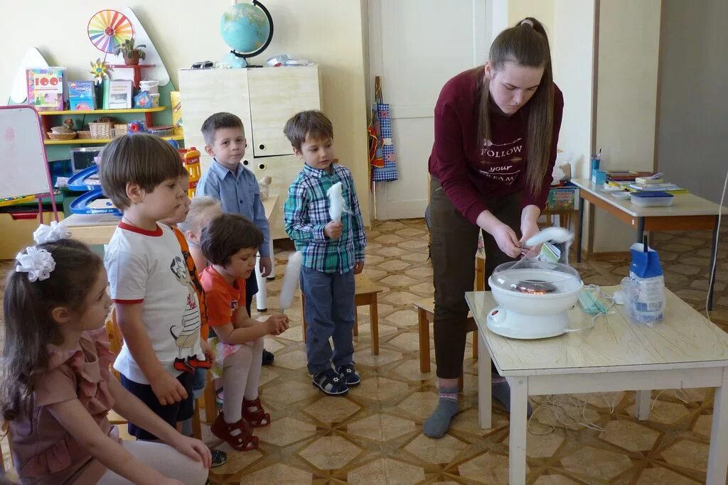 ознакомление детей с трудом взрослых. дворник в детском саду. труд прачки в детском саду. младшая группа труд взрослых. ознакомление детей с профессиями в детском саду.