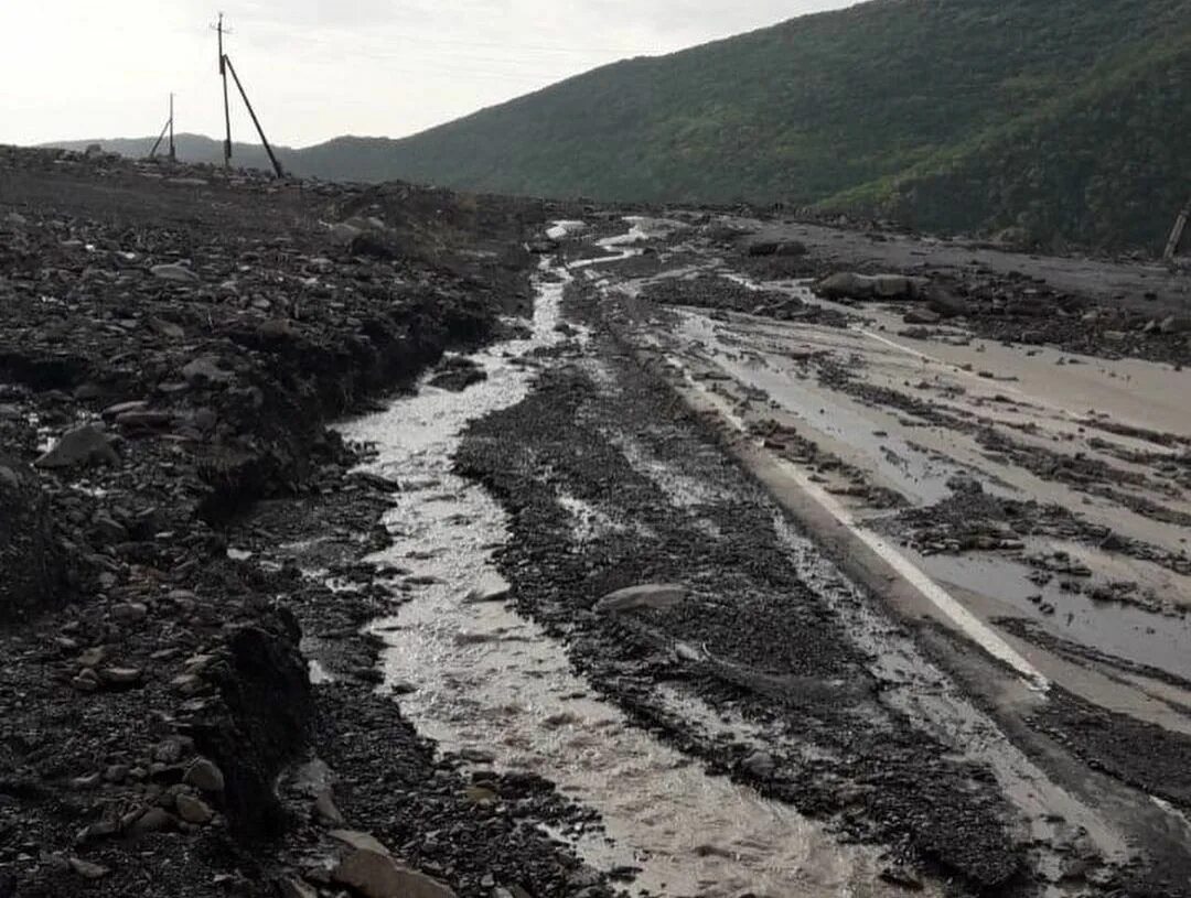 Селевой поток дагестан август 2021. Дагестан потоки. Селевой поток в дагестане 2021. Сход селей в дагестане. Оползни в дагестане.