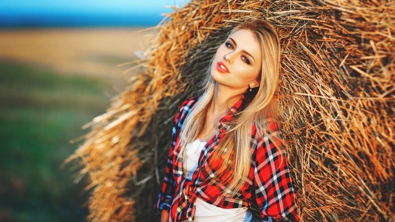Песня страна души. Девушка на фоне сена. Фотосессия на фоне сена. Красивые девушки на сене. Фотосессия с тюками сена.
