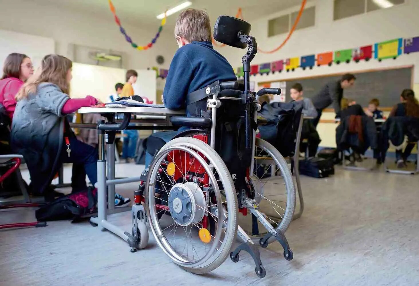 Частная инклюзивная школа. Школа для детей с ограниченными возможностями. Дети инвалиды. Класс для детей инвалидов. Дети инвалиды в школе.