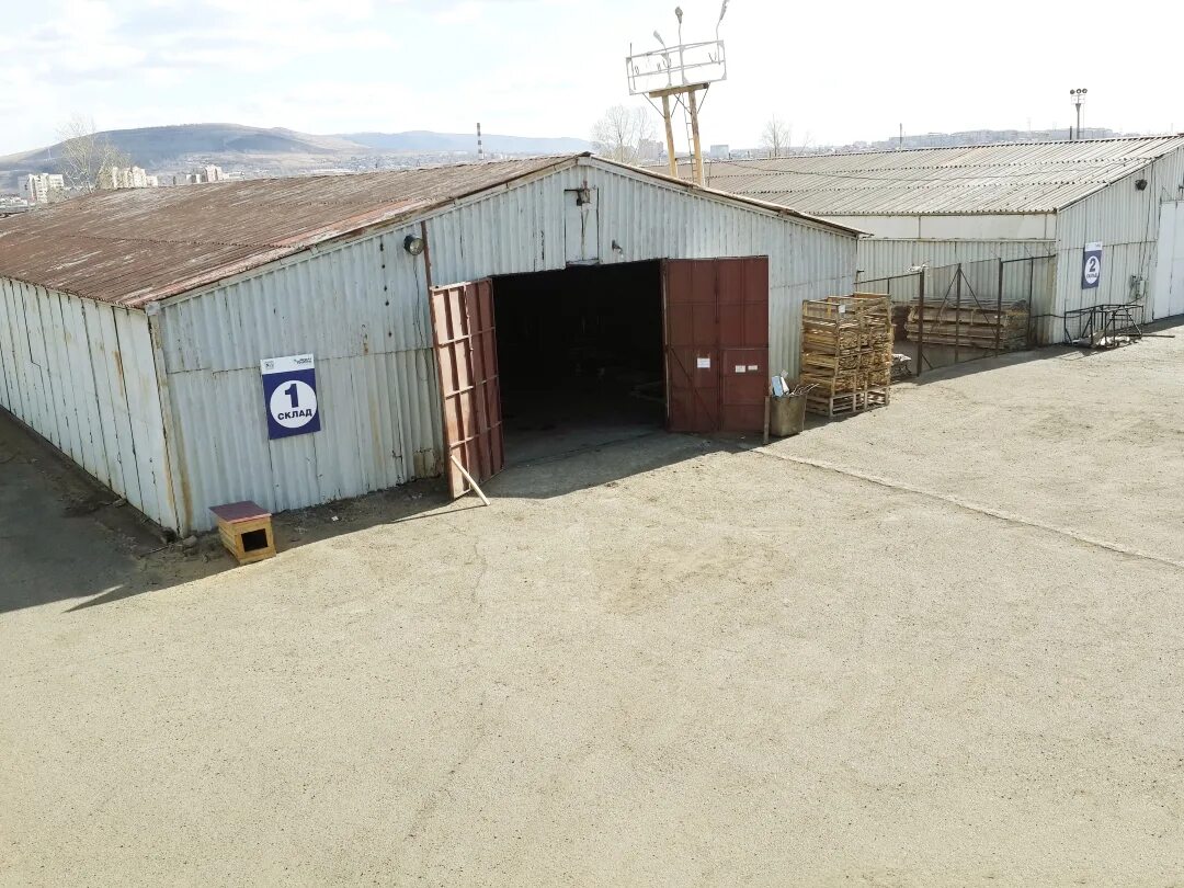 На складе было 180. Складирование товара на складе. На склад привезли 4560 кг муки в мешках по 80 кг. На складе было 3. На 3 склада был доставлен груз.