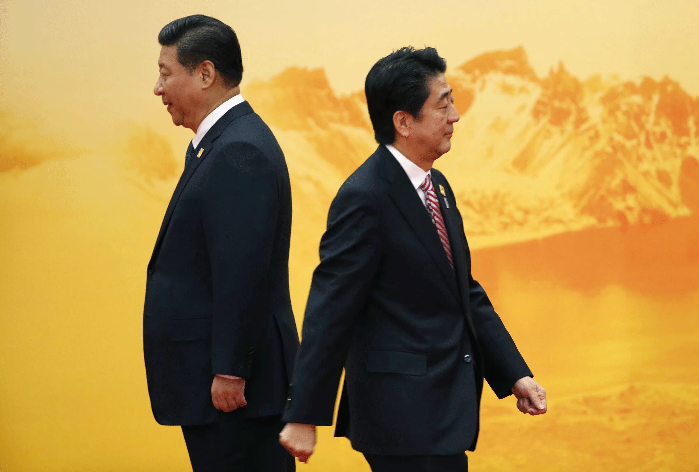 Си Цзиньпин и Синдзо Абэ рукопожатие. Китай и Япония. Китайско-японские отношения. Китай и Япония отношения.