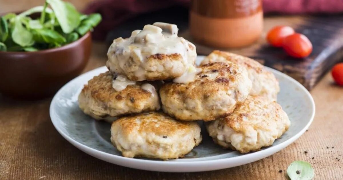 Котлеты из грудки с грибами. Котлеты. куриные котлеты. биточки куриные. котлеты с грибным соусом.