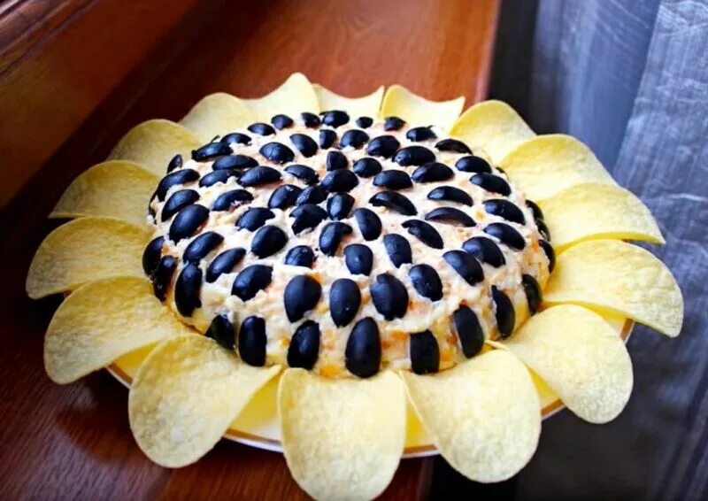 салат подсолнух с чипсами и курицей грибами. салат подсолнух. салат солнышко с чипсами. салат подсолнух с чипсами и курицей грибами. салат подсолнух с чипсами.