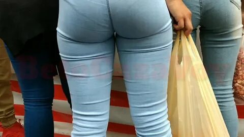 Bonita chica con el calzon marcado en pantalon apretado.