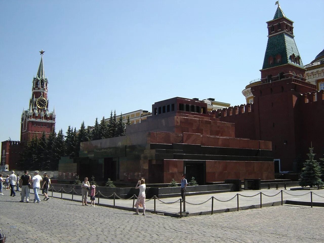 Мавзолей адлер. Мавзолей имени ленина. мавзолей в.и ленина на красной площади в москве. ленин на красной площади в мавзолее.
