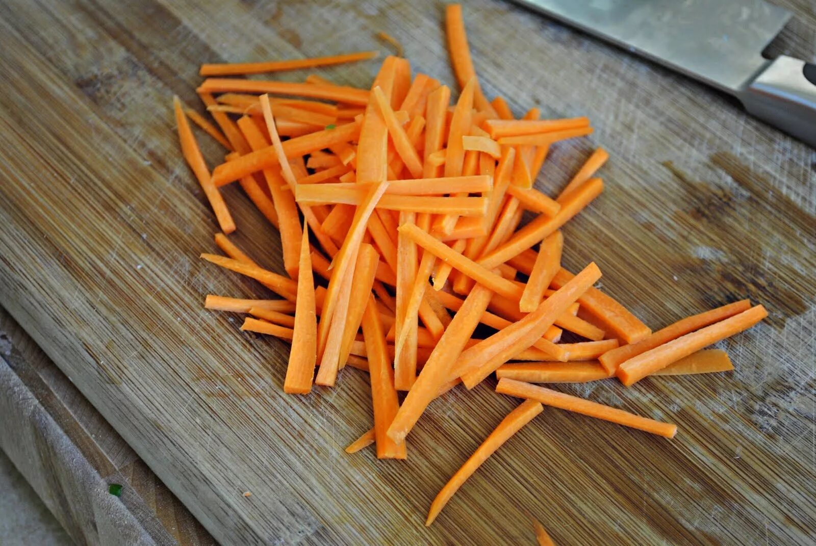 Нарезка овощей соломкой. Нарезка моркови соломкой. Порезать морковь соломкой. Морковь нарезанная тонкой соломкой. Морковка порезанная соломкой.