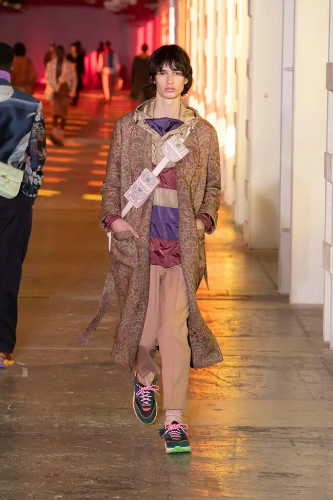 Неделя моды в милане сентябрь. Versace миланская неделя моды 22 23. Показ мод. Версаче платья 2023. Byblos milano at milan fashion week fall 2014.