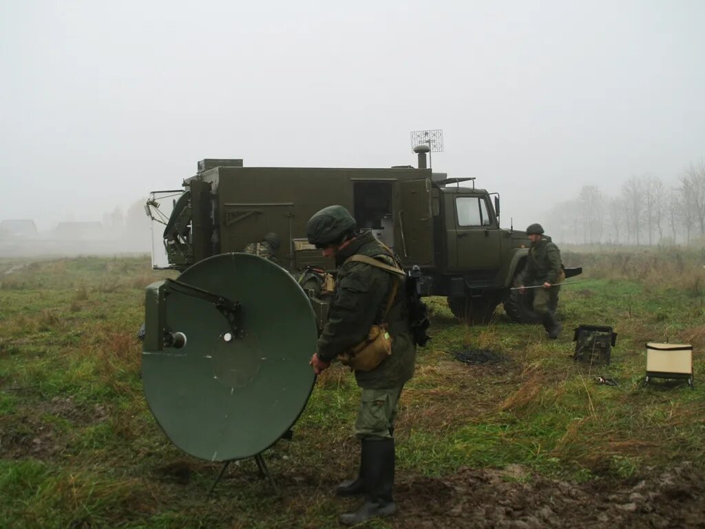 Лучшие военная связь. Войска связи вс РФ. Станция спутниковой связи войск связи РФ. Современная Военная связь. Военный Связист.