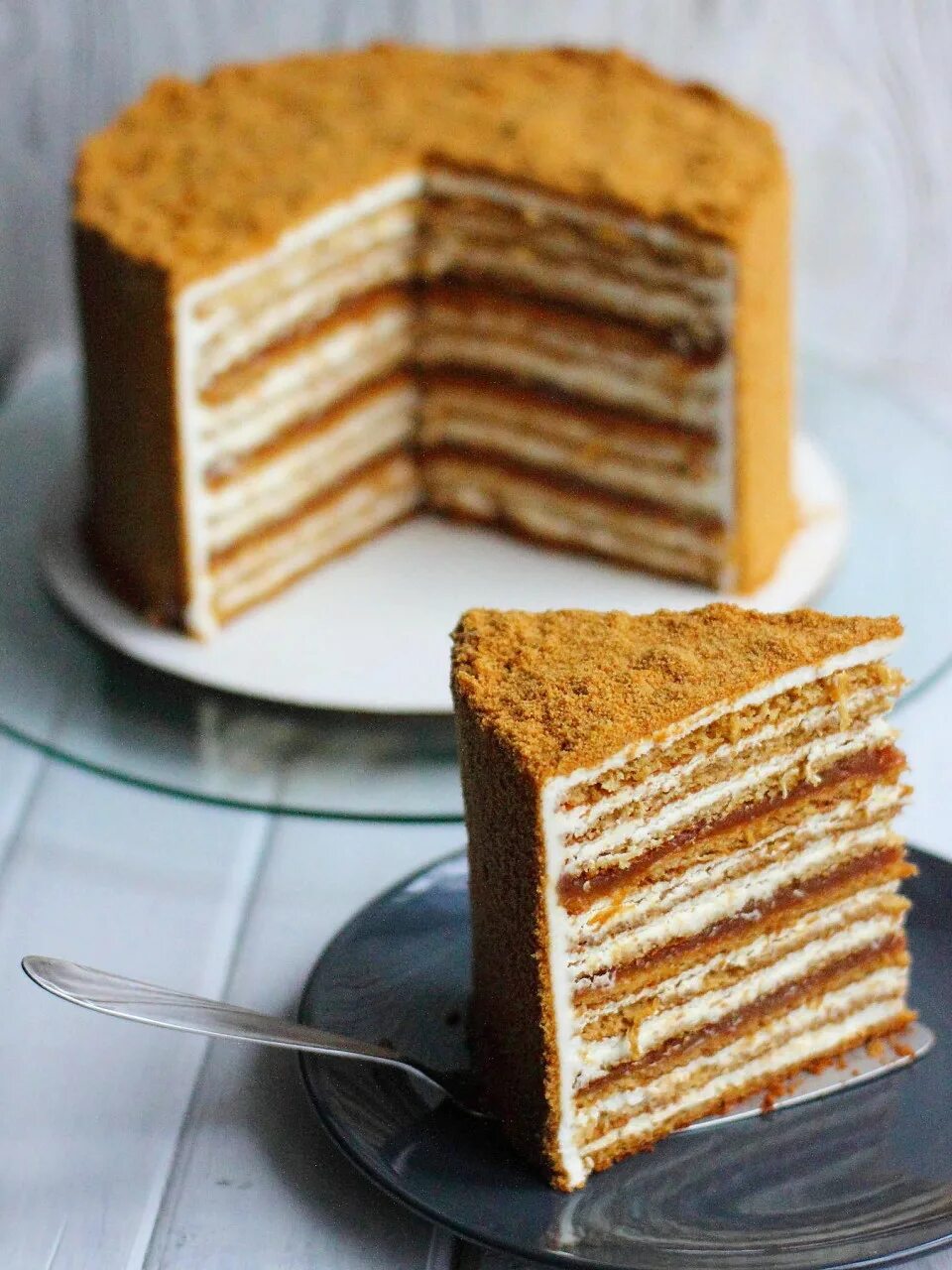 Карамель в торт прослойка. Морковный торт кузина. Карамельно грушевый торт. Карамель в торт прослойка. Шоколадно апельсиновый торт разрез.