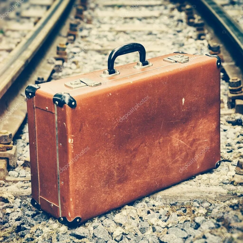 Что то не нравится чемодан. Чемодан. старый чемодан. чемодан на рельсах. забытый чемодан.