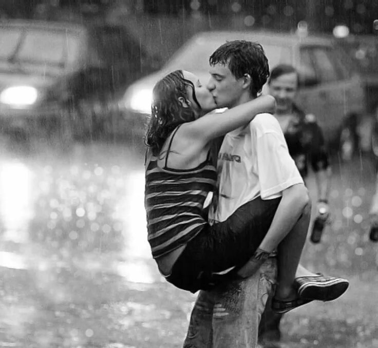Ask the rain. Красивый поцелуй. Объятия влюбленных. Поцелуй влюбленных. Поцелуй под дождем.