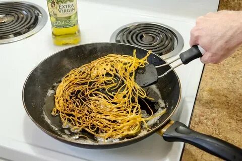 Жареные макароны на сковороде