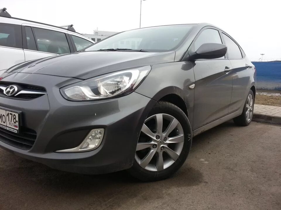 Хендай солярис 2012 1.4. Hyundai Solaris r16. Hyundai Solaris 2011 r16. Hyundai Solaris 2013. R16 на Солярис 1.