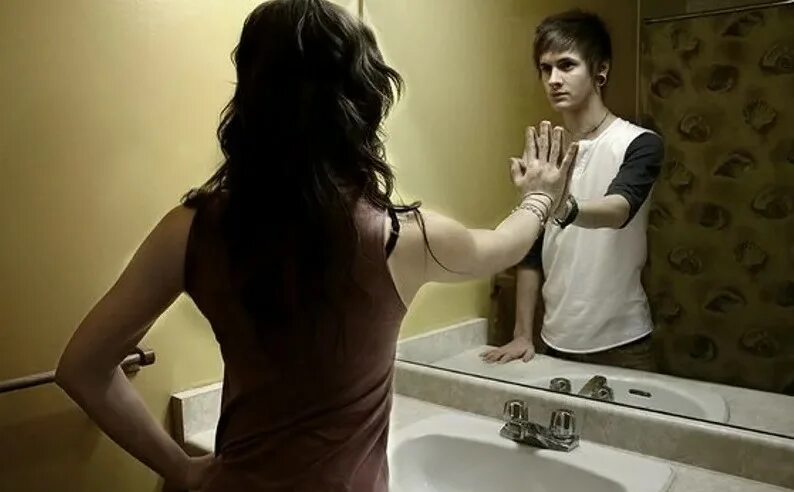 В зеркале вижу себя другой. Мужчина в зеркале. Женщина отражение мужчины. Девушка и мужчина в зеркале. Отражение парень и девушка.