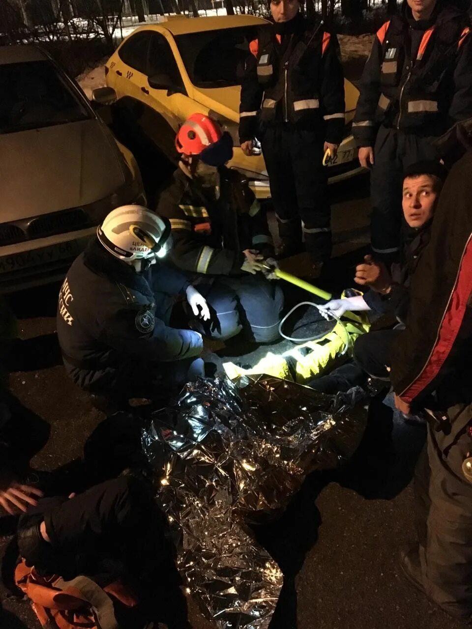 Спасатели поиски темнота фонари. Пензенский пожарно-спасательный центр. Спасатели на завалах зданий. Добровольные пожарные новосибирской области. Спасатели разбит.