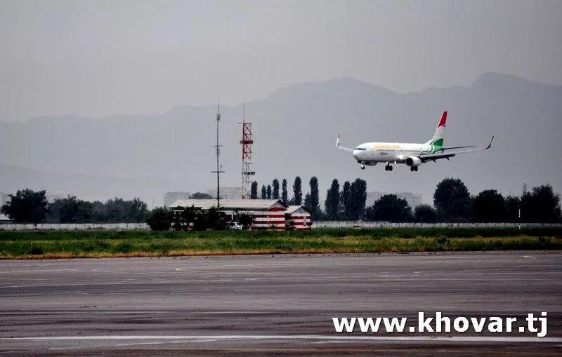 Боинг 737-300 в Таджикистане. Сомон аэропорт Душанбе. Аэропорт Душанбе самолет. Боинг 737 300 сомон Эйр.