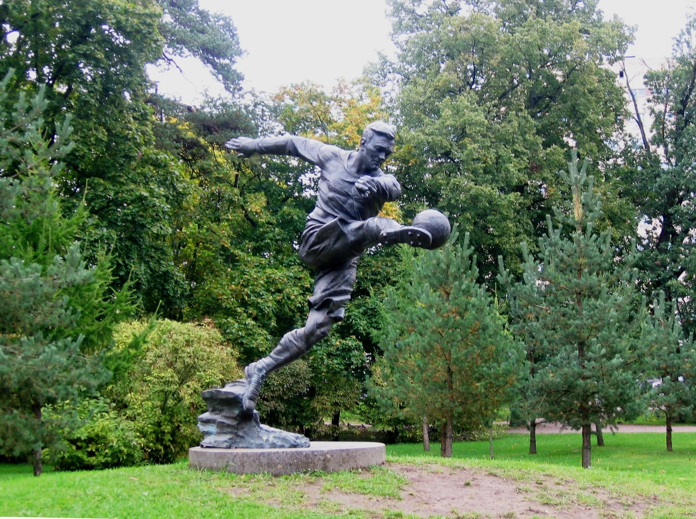 Памятник Всеволоду Боброву в Сестрорецке. Памятник футболисту в Сестрорецке. Д пам