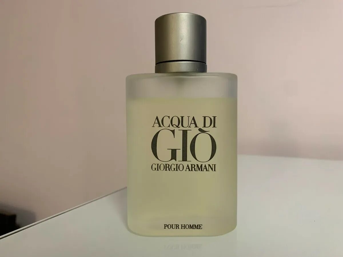 Di gio giorgio armani pour homme. Acqua di gio Giorgio Armani Винтаж. Аромат Аква ди Джио унисекс. Giorgio Armani acqua di gio pour homme батч код. Аква де Гойя Армани батч на коробке парфюма.