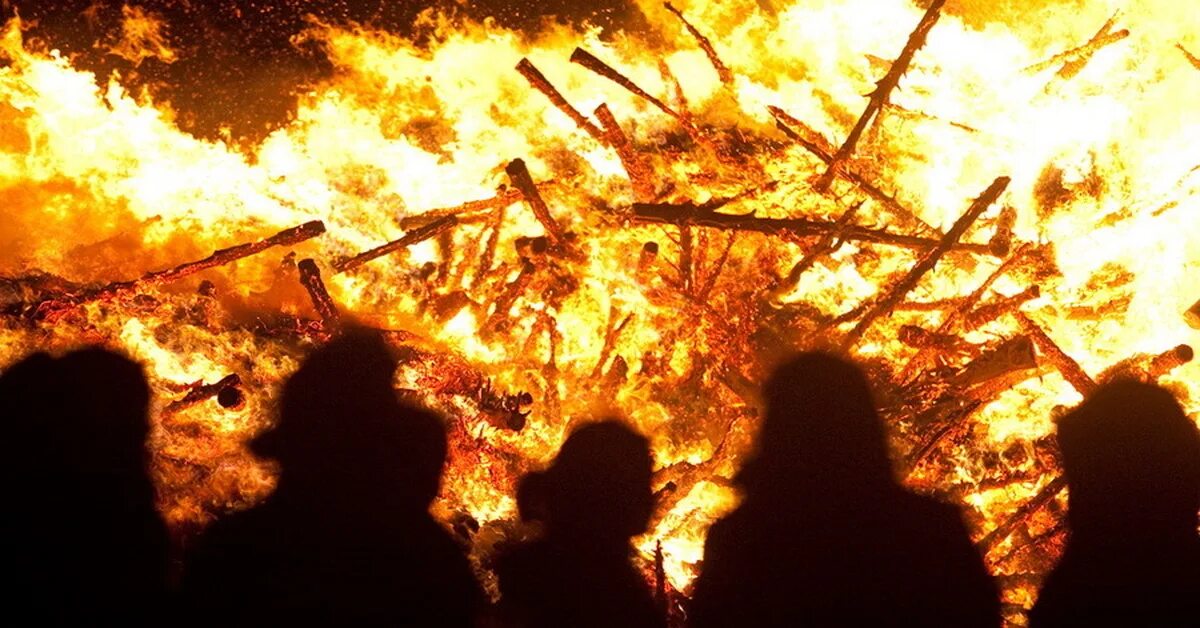 Уничтожающий все вокруг огонь. Огонь. много огня. огонь красивое фото. много людей в огне.