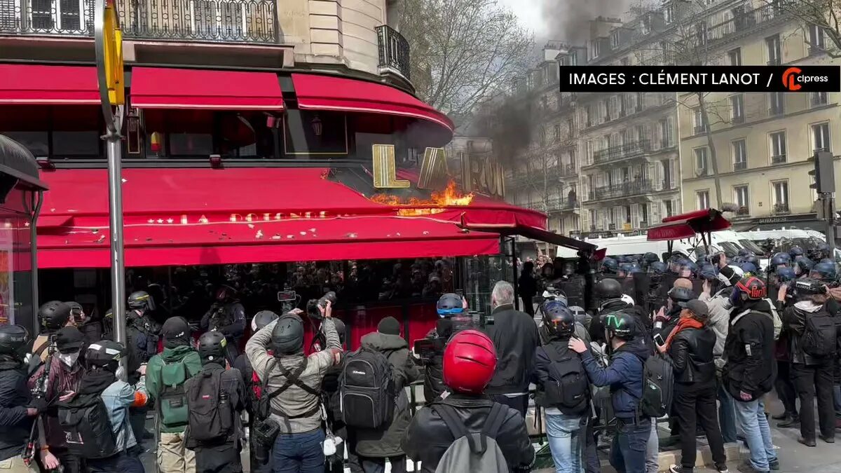 Митинги во Франции. Протесты во Франции сейчас. Протесты в Париже. Митинги во Франции 2023.