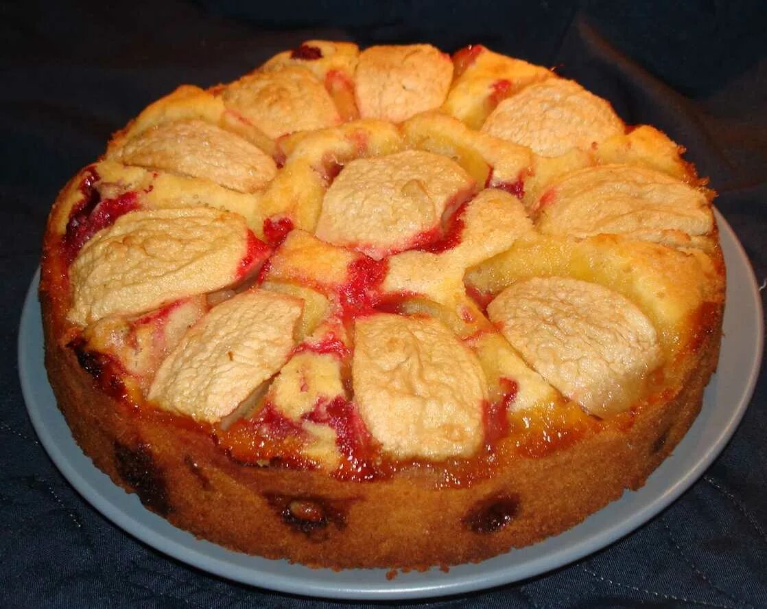 Рецепт шарлотки с яблоками в мультиварке пышный. Шарлотка с яблоками в мультиварке. шарлотка с яблоками на кефире. пирог с яблоками в духовке шарлотка. шарлотка в мультиварке на кефире с яблоками.