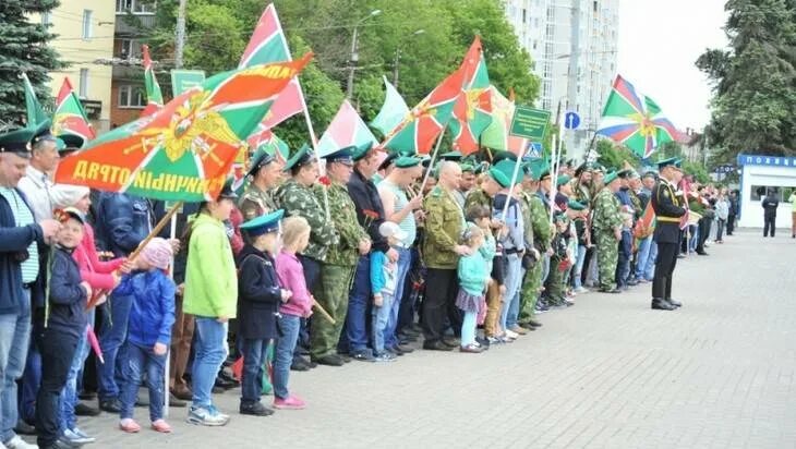 Брянск пограничный. Пограничники брянск. пограничники на параде. 2006 год пограничники брянск фото. пограничники брянск последние новости.