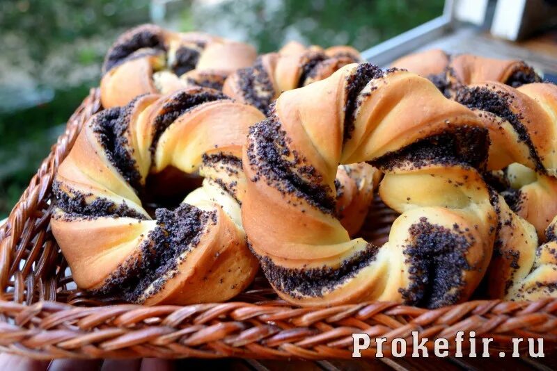 Рецепт булочек с маком пошагово. Булочка с маком. Сдобные булочки с маком. Рецепт булочек с маком пошагово. Маковые булочки.
