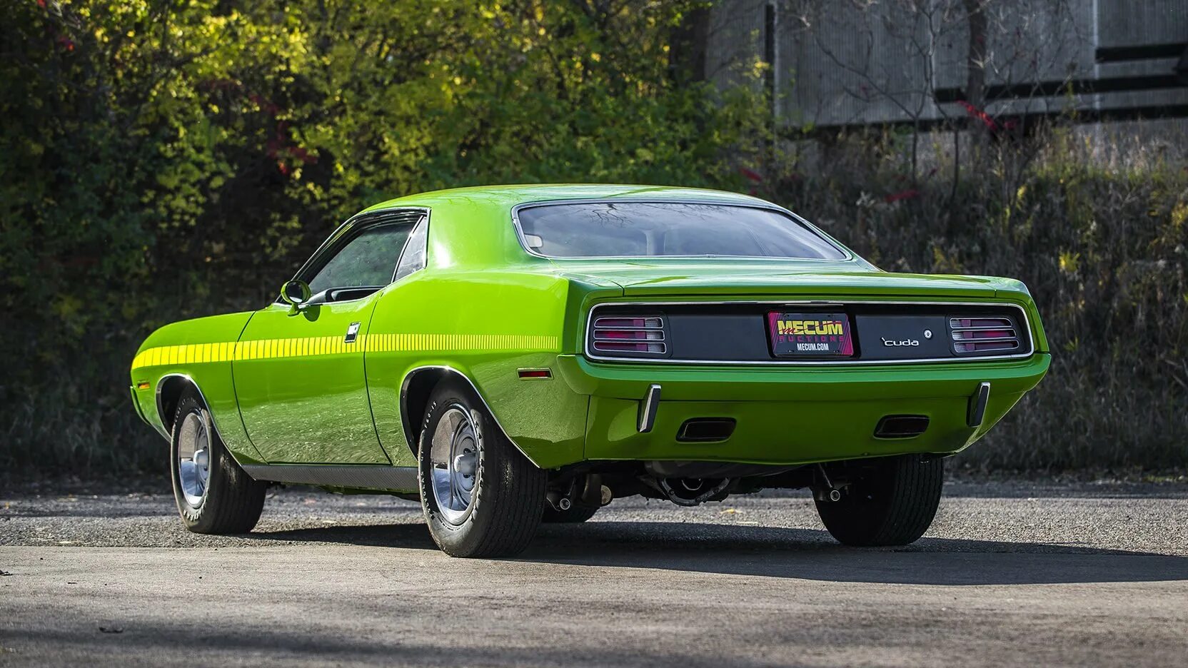 Cuda visible. Plymouth hemi cuda 1970. plymouth 1970. plymouth hemi cuda. плимут барракуда 1973.