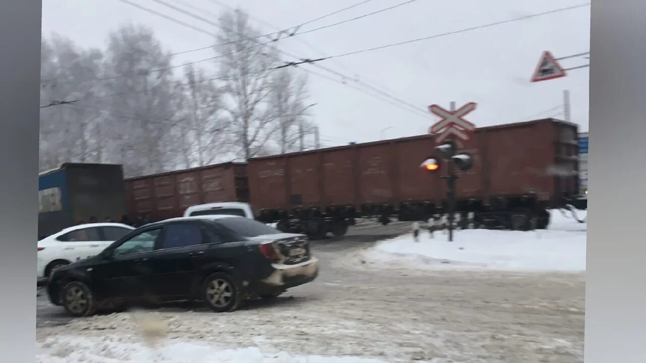 Авария на жд переезде ярославль. Бутрево Ярославль переезд авария. Авария рав 4 и фура Ярославль. ДТП В Ярославле вчера в Брагино Ленинградский проспект. Авария рав 4 и фура Ярославль 2023 года.