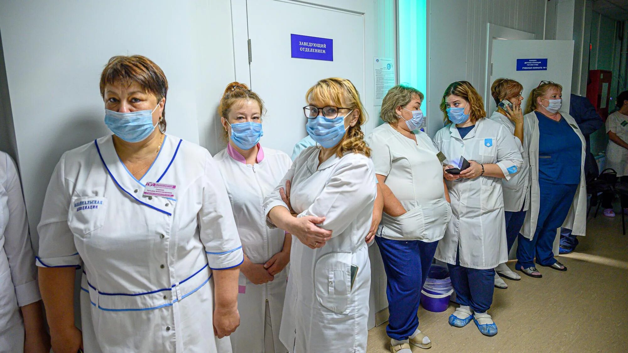 Врач ведет пациента. Пандемия коронавируса covid-19 (с 2019). Отток персонала из стационара последние новости. 52 больница москва сотрудники. Главный врач мариинской больницы в санкт-петербурге.