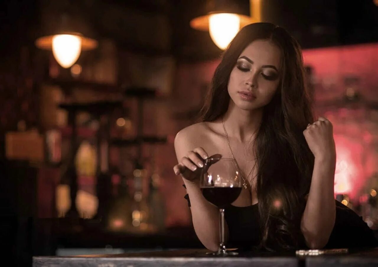 Песня бокал вина поет девушка. Песня бокал вина поет девушка. Бокал вина песня. Песня бокал вина поет девушка. Девушка с бокалом вина.