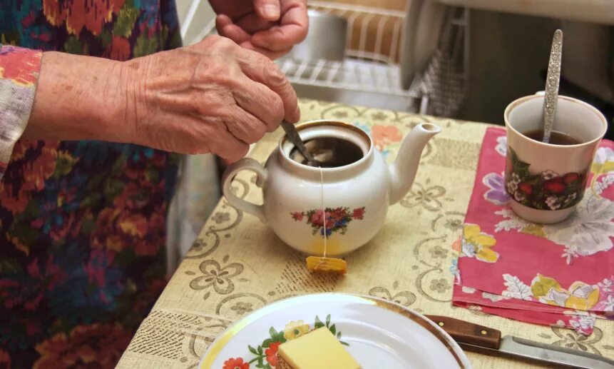 Бабушка пьет чай. Чай у бабушки. Чаепитие у бабушки. Бабуля пьет чай. В накладку пить чай