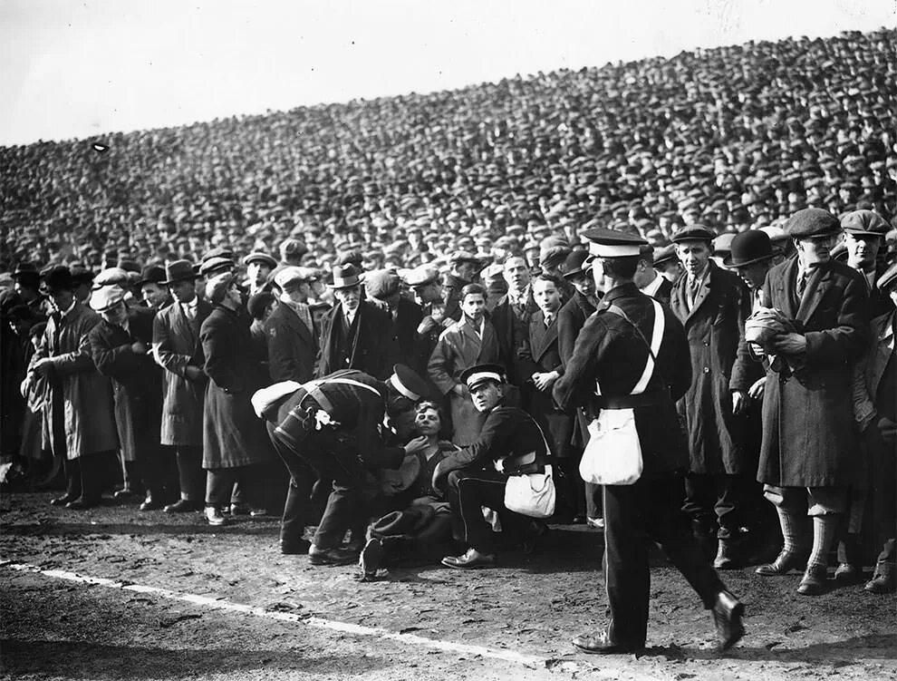 14 апреля 1930 год что случилось. Лагеря 1900-1940. England Football Fans 1930.