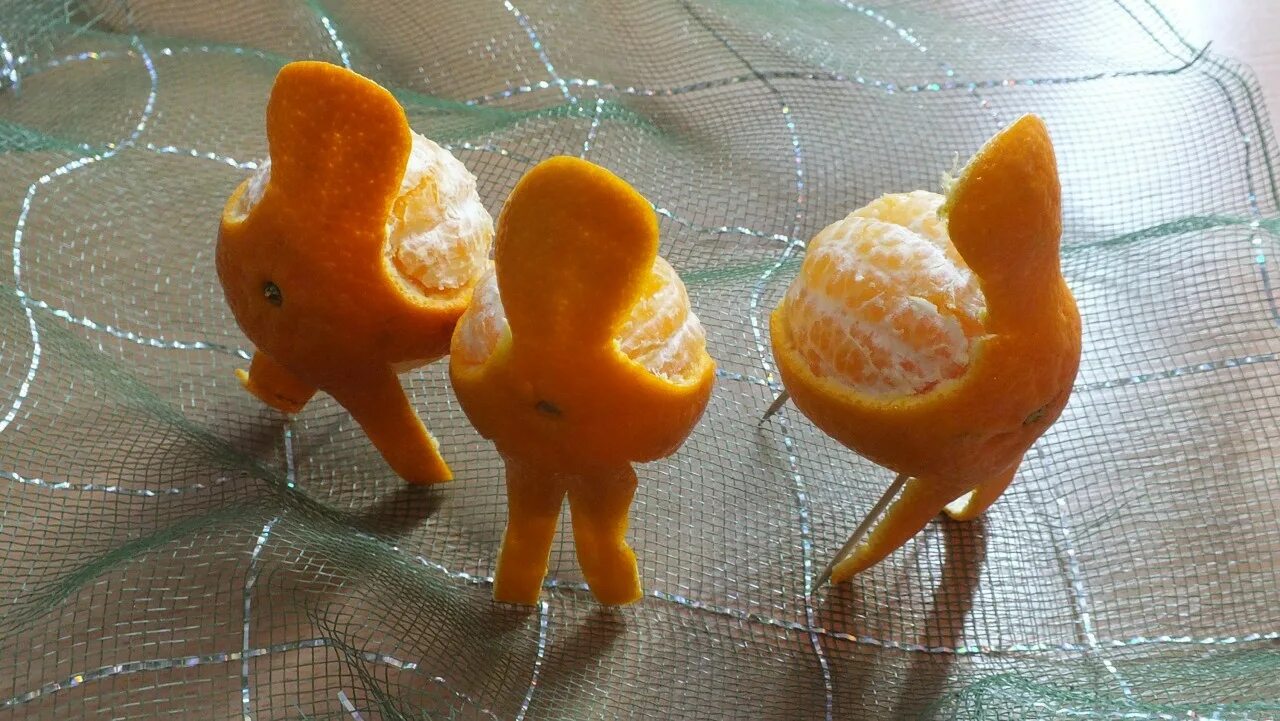 Что сделать из кожуры. Фигурки из мандаринов. Поделки из мандариновой кожуры. Фигурки из овощей. Фигурки из апельсина.
