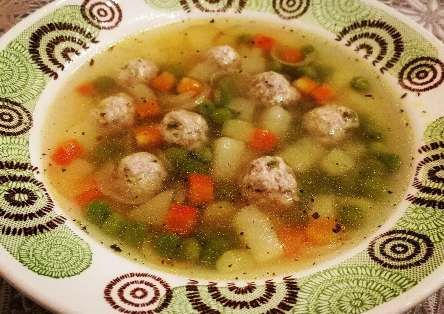 Суп с фрикадельками и зеленым горошком. Овощной суп с зеленым горошком. Овощной суп с мясными шариками. Суп с фрикадельками и горошком. Суп с фрикадельками и горошком.