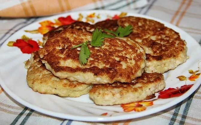 Оладушки из фарша мясного. Мясные оладьи из фарша. Мясные оладьи из фарша на кефире. Мясные оладьи рецепт. Оладьи с фаршем на кефире.