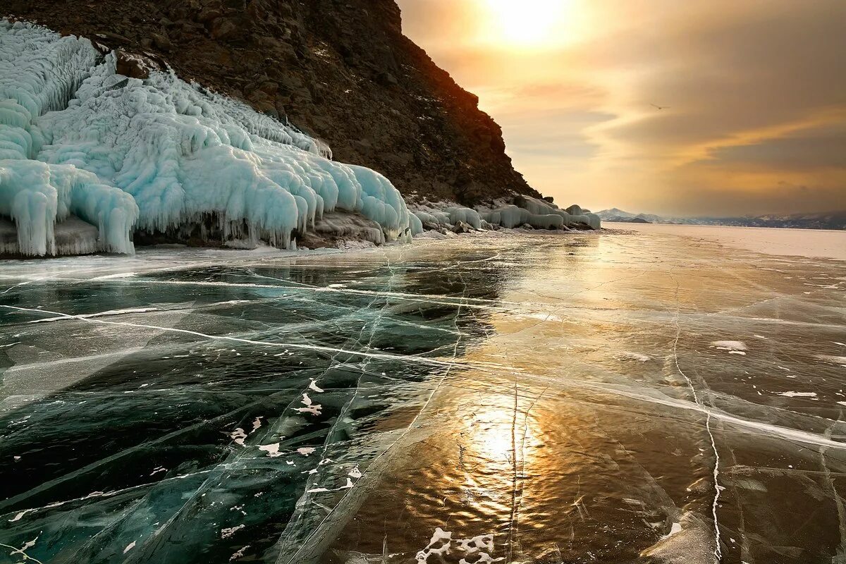 Байкал море замерзло. Замерзший Байкал. Замерзшее озеро Байкал. Озеро Байкал лед.