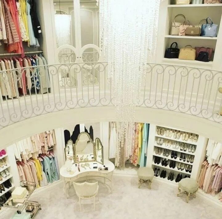 Столик для косметики. Анекдот про жрать и не толстеть. Мечта каждой девушки. Женский рай. Полки для обуви в гардеробной.