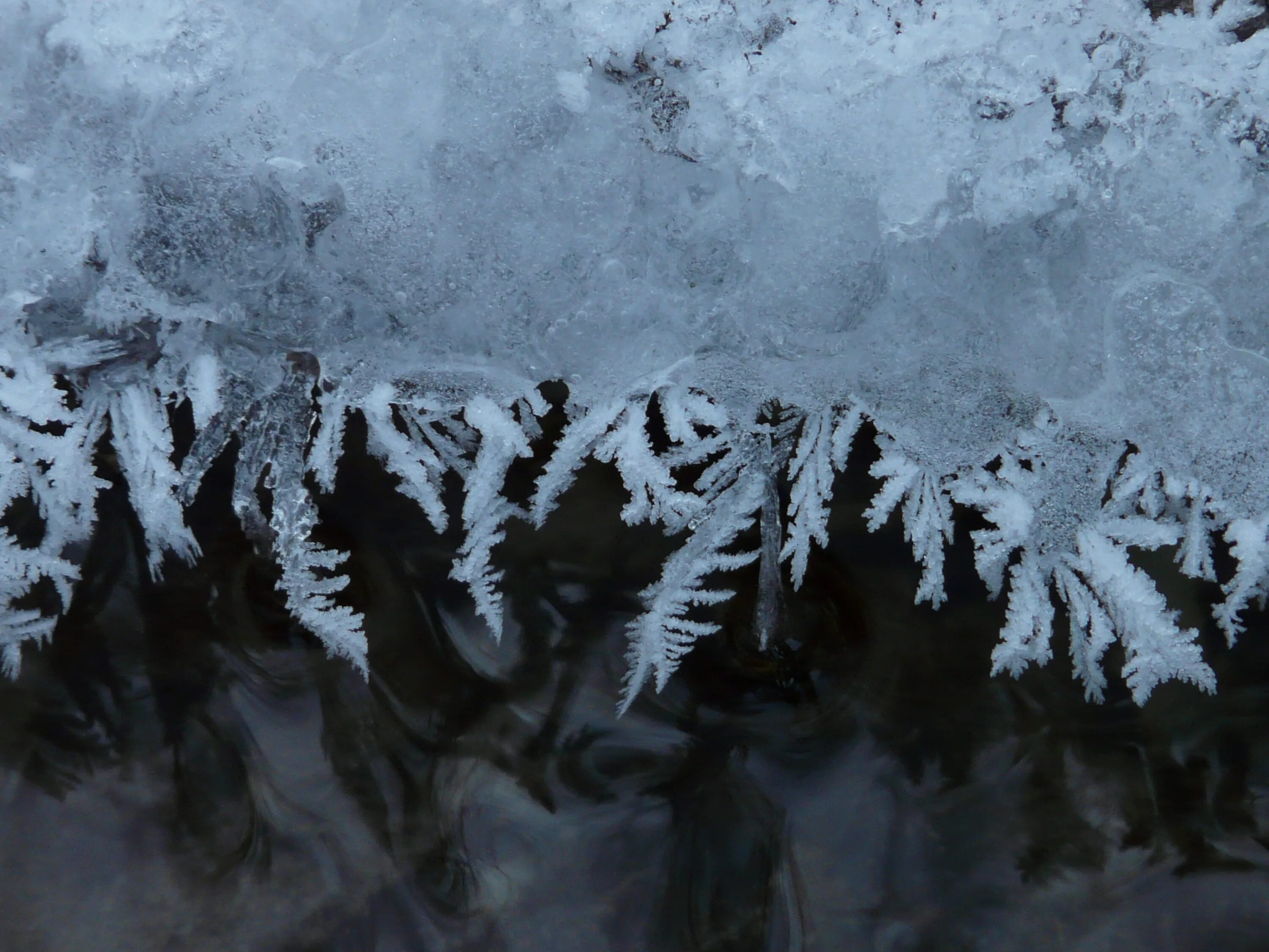 Холодный снег. Зима Мороз. Снег и лед. Снежинки и сосульки. Cold and snowy