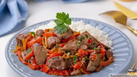 Тушеная печень с овощами сковороде