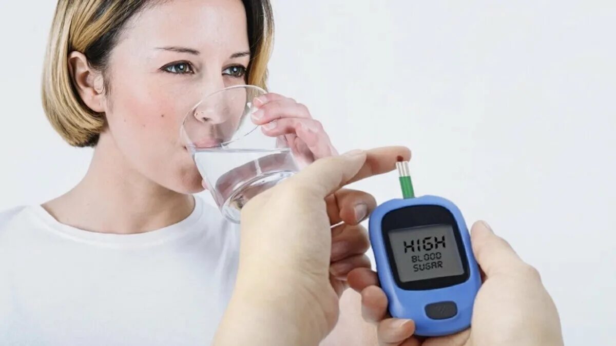 Повышенное потливость. Повышенная потливость майнкрафт. Потные подмышки. Симптомы диабета. Потная женщина.
