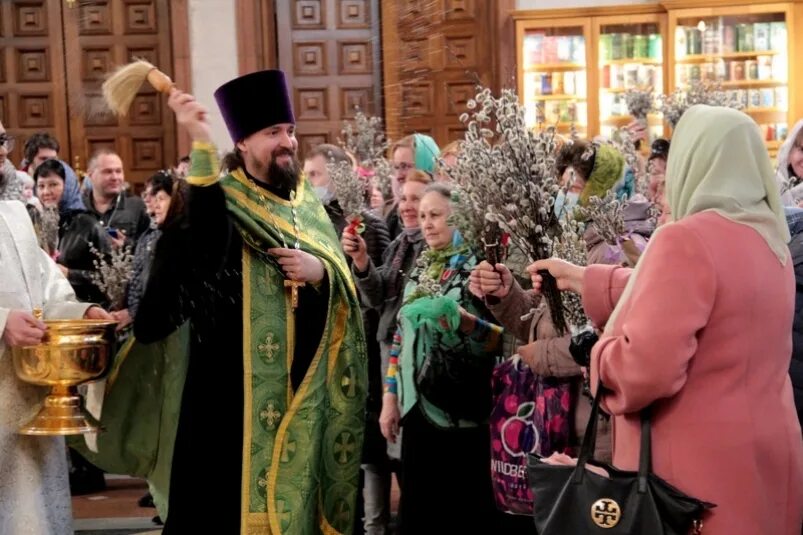В вербное воскресенье причащаются. Вербное воскресенье служба в храме. вербгое воскресение в храме. освящение вербы. вербное воскресениев храме.